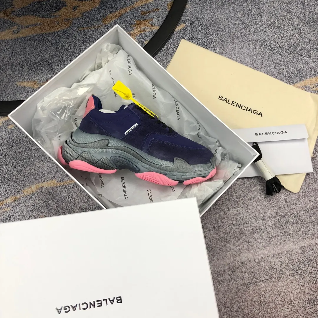 👟👟Ex-factory price 800👟👟 Balenciaga second generation 17 colors🖤 Balenciaga Triple-s Balenciaga-dad shoes. The world’s most popular retro jogging shoes 🔥. 🔺Retro distressed craftsmanship ~ original combination sole, heavy craftsmanship, not a low-end 2-layer combination sole! The upper is made of imported parachute cloth spliced ​​with nubuck matte, priced at 24 yuan per foot, which is different from the ordinary canvas on the market! The back is covered with cowhide high-frequency embossing! ⚠️When purchasing authentic products at the counter, I specifically asked the clerk about the materials. Size: 35-41 yards, men’s size 39-45, matching cloth bag, shoelaces, complete certificate of certification/men’s model will be notified later.